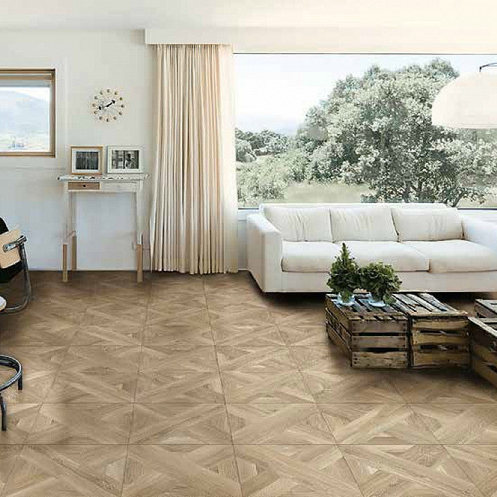Tuscania Intarsio 'Miele', beige houtlook vloertegels met vlechtpatroon in een lichte woonkamer met witte bank