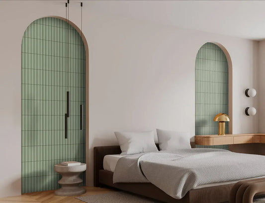 Estudio Cerámico Jaipur 'Celadon', zeegroene geribbelde wandtegels in twee boogvormige nissen in een slaapkamer met bed