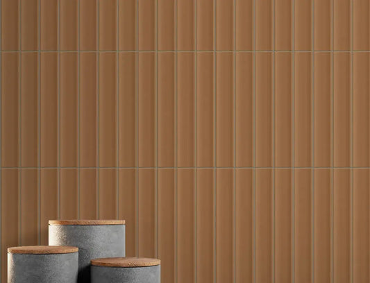Estudio Cerámico Jaipur 'Cotto', terracottabruine wandtegels met verticaal ribbelreliëf, met grijze potten ervoor