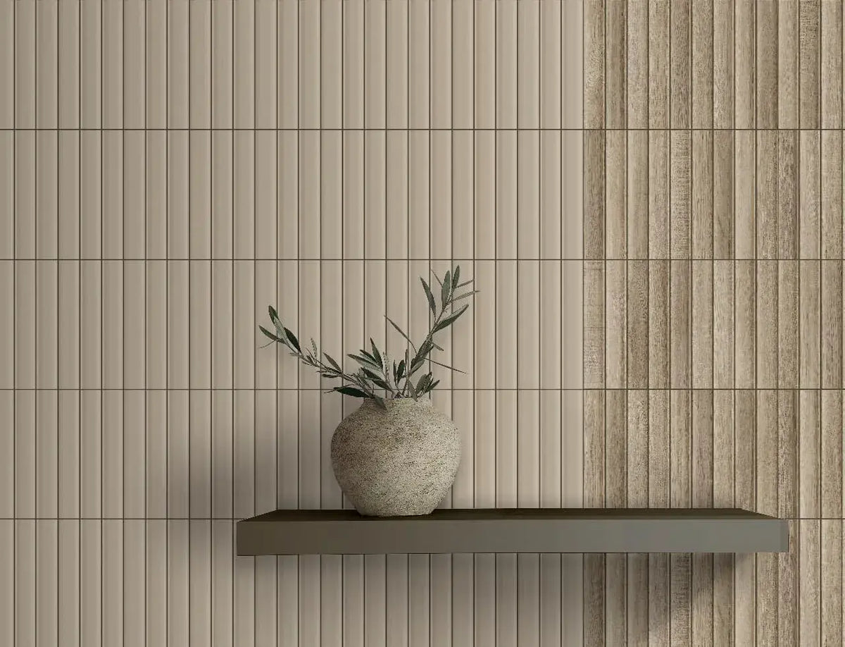 Estudio Cerámico Jaipur 'Dove', beige-grijze wandtegels naast een baan bruingrijze tegels, met een plank en bolvaas