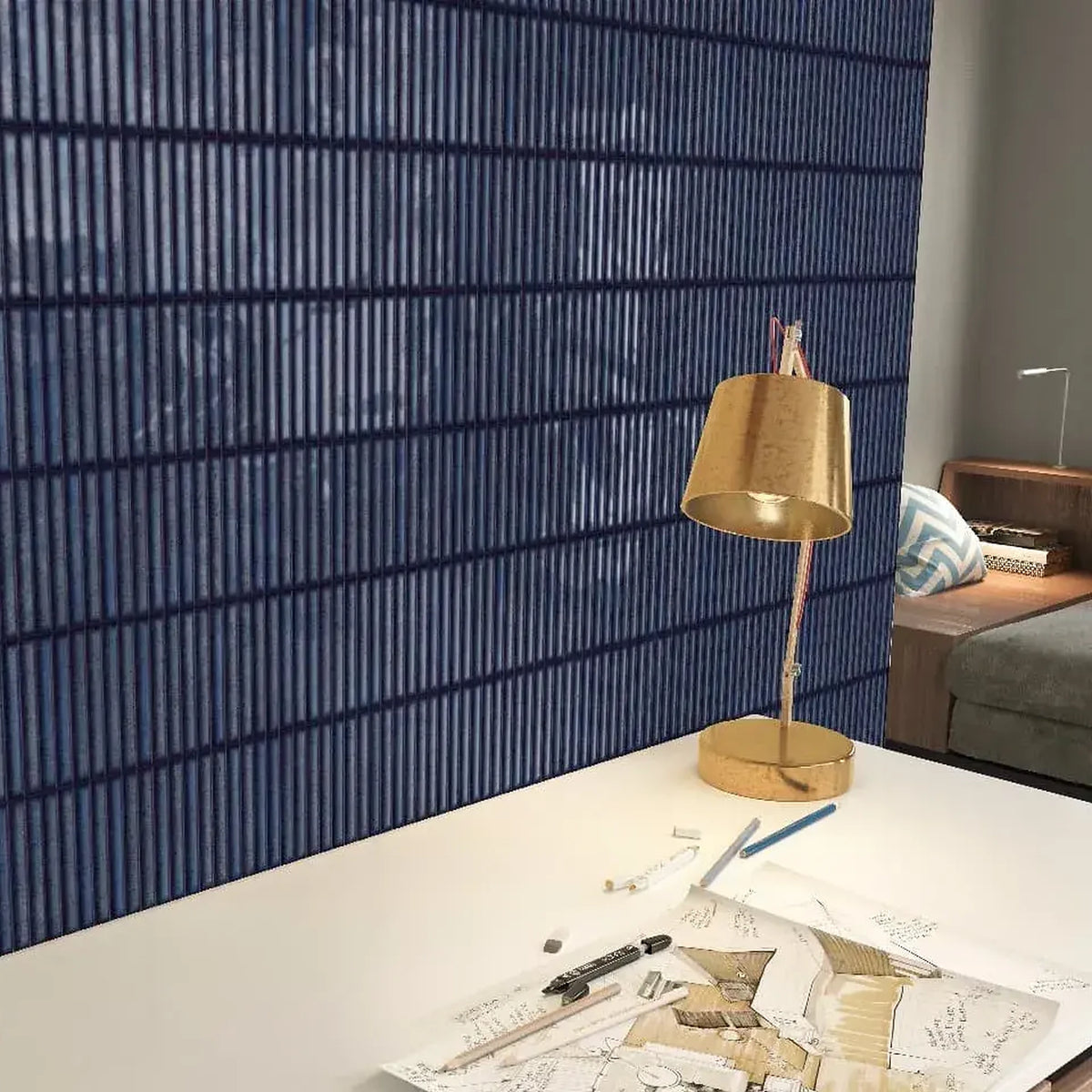 Estudio Cerámico Karatsu 'Midnight', blauwe geribbelde tegelwand achter een bureau met gouden lamp