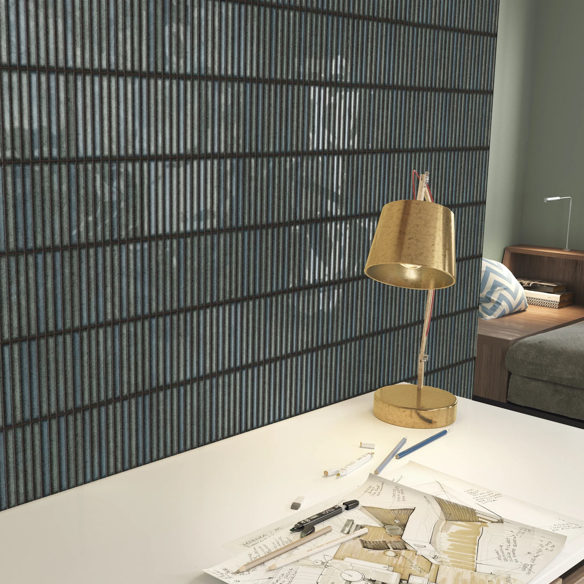 Estudio Cerámico Karatsu 'Wear', groene geribbelde tegelwand achter een bureau met gouden lamp