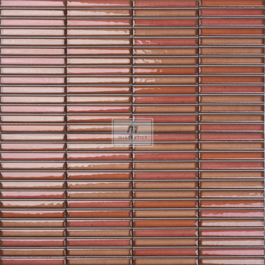 Estudio Cerámico Karatsu 'Rusty Red', wandvlak van rood-bruine tegels met glanzende ribbels en terracotta tot roze nuances