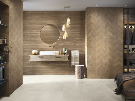 Baldocer Cerámica Larchwood 'Ipe', bruine houtlook wandtegels in een badkamer met ronde spiegel
