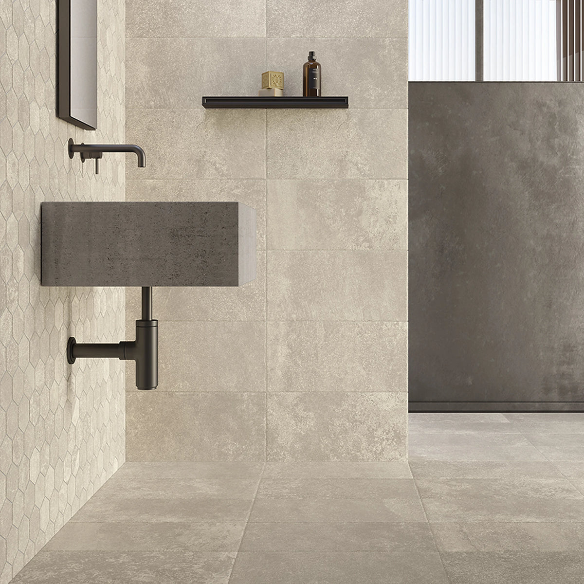 Ceramica Gazzini Lava Stone 'Taupe', taupe wandtegels, hier 30x60cm met hexagonmozaïek, in een badkamer met wastafel