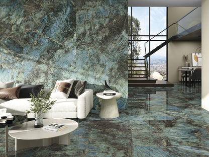 Baldocer Cerámica Lemurian, blauwgroene marmerlook wand en glanzende vloer in een hoge woonkamer met witte bank