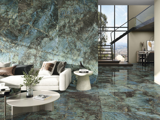 Baldocer Cerámica Lemurian, blauwgroene marmerlook wand en glanzende vloer in een hoge woonkamer met witte bank