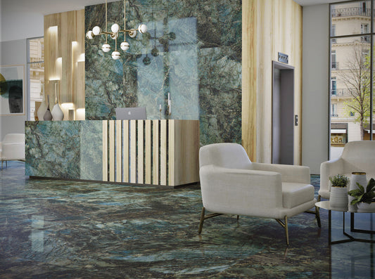 Baldocer Cerámica Lemurian, blauwgroene marmerlook balie en glanzende vloer in een hotellobby met fauteuil