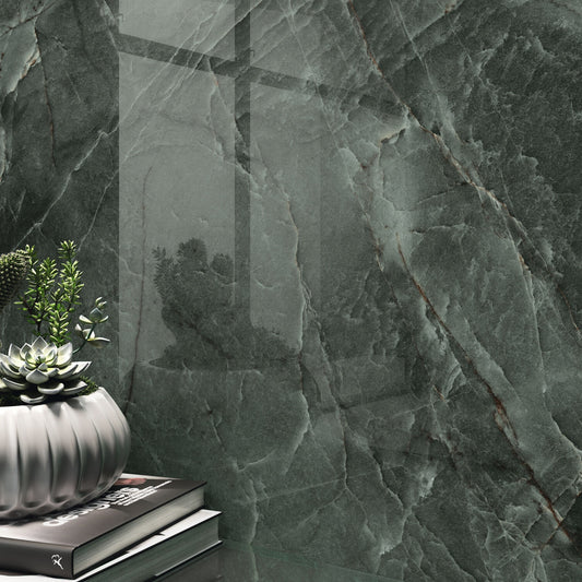 Baldocer Cerámica Manaos 'Manaos Green', donkergroene marmerlook wand en vloer in een woonkamer met lange gashaard en eethoek