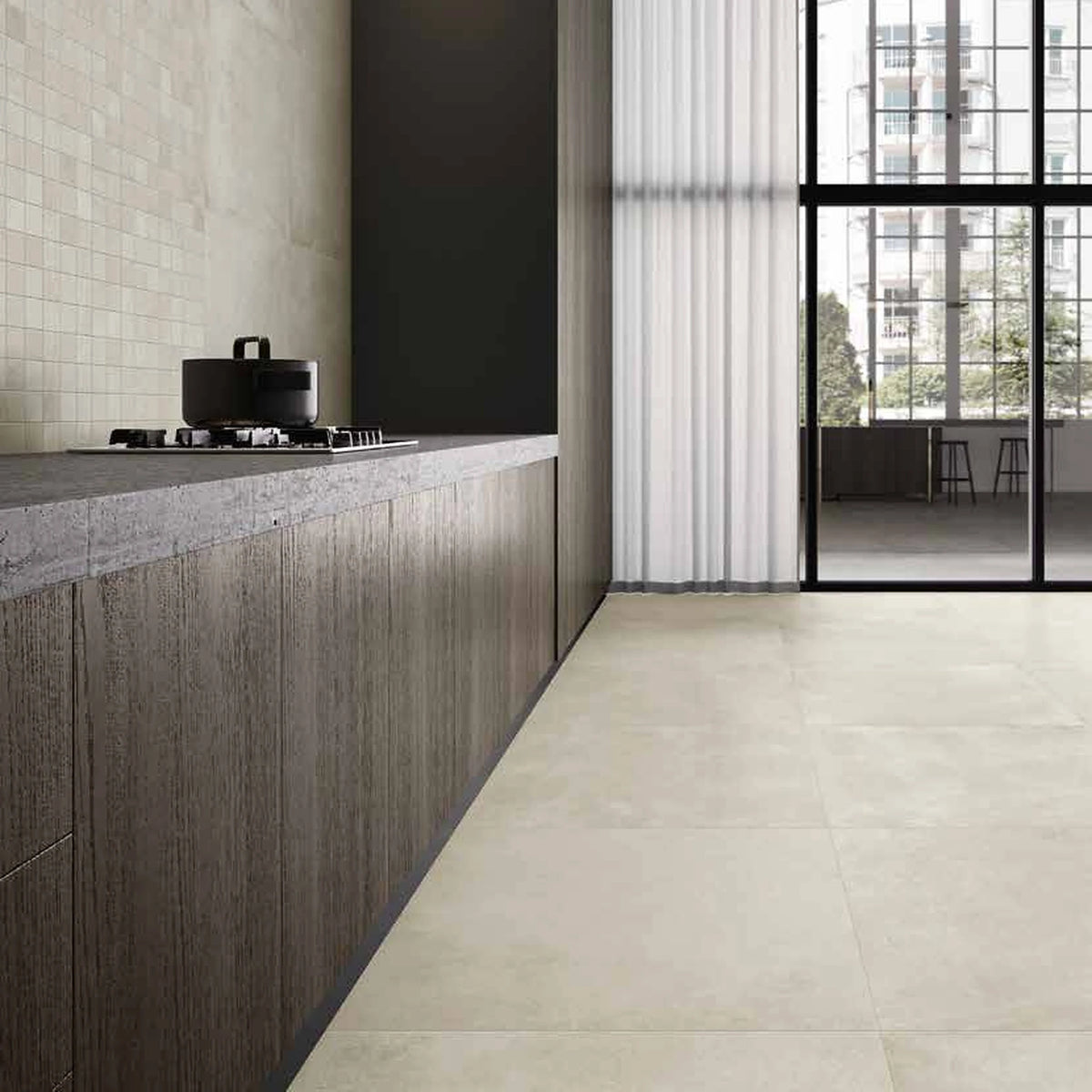 Casalgrande Padana Manhattan 'Tribeca', beige vloer langs een donkere keukenwand met kookplaat en hoge ramen