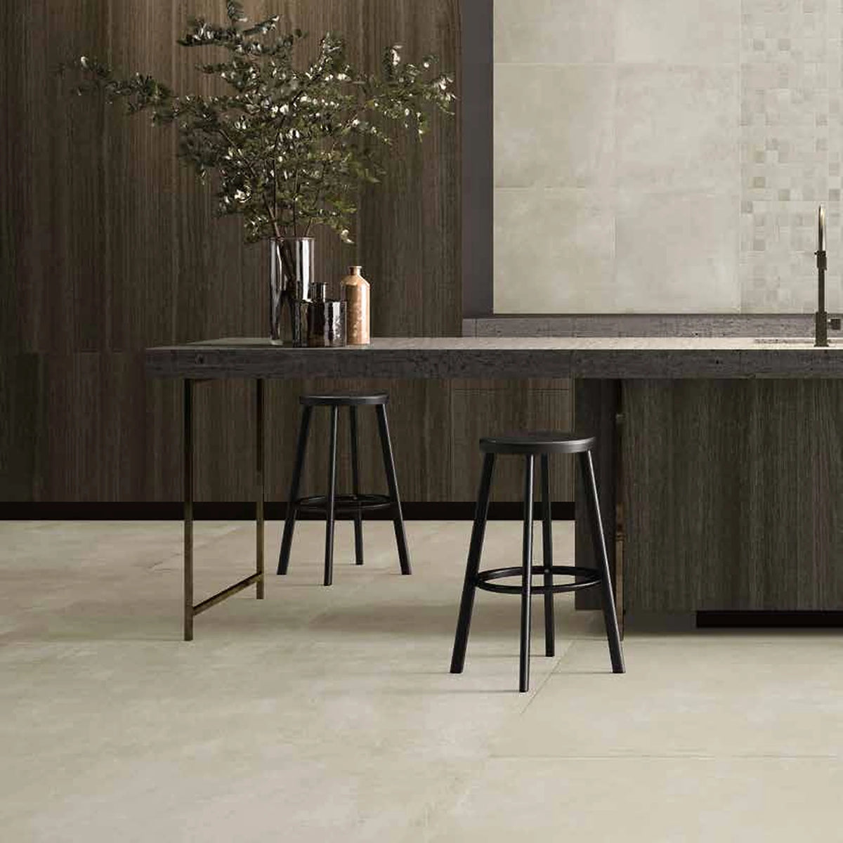 Casalgrande Padana Manhattan 'Tribeca', beige vloer en wand met mozaïek in een keuken met kookeiland en krukken