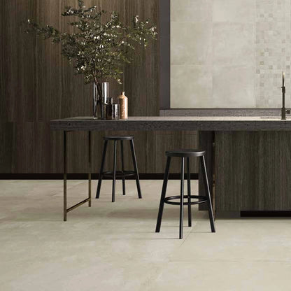 Casalgrande Padana Manhattan 'Tribeca', beige vloer en wand met mozaïek in een keuken met kookeiland en krukken