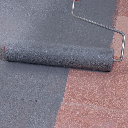 Verfroller die de grijze hechtbrug Eco Prim Grip Plus uitrolt over een rode ondergrond