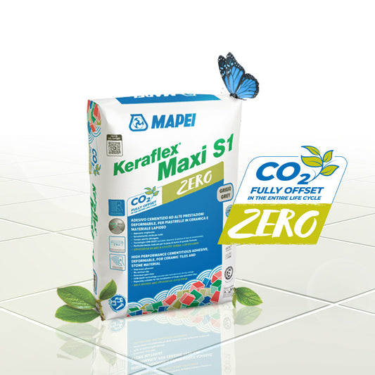 Zak Mapei Keraflex Maxi S1 Zero op een witte tegelvloer met blad en het CO2 Zero-logo