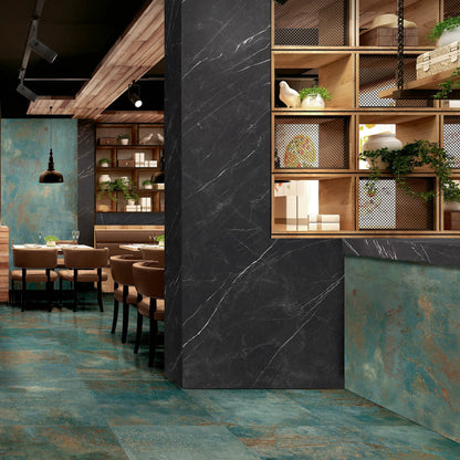 EnergieKer Marquiña 'Black', restaurantzuil bekleed met tegels 120x280 naast een groenblauwe vloer van een andere serie