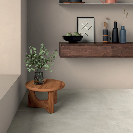 Lea Ceramiche Masterpiece 'Master Sand', Master Sand 120x120 op de vloer van een keuken met wandplank en houten krukje
