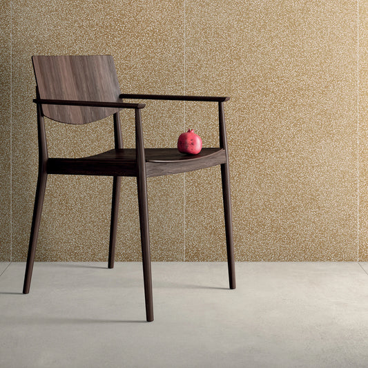 Lea Ceramiche Masterpiece 'Piece Siena', Piece Siena 60x120 op de wand en Master Sand 120x120 op de vloer, houten stoel