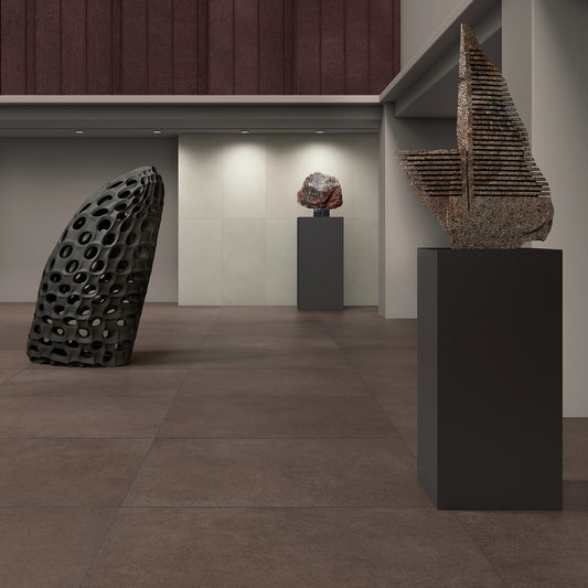 Lea Ceramiche Masterpiece 'Master Brown', Master Brown 120x120 op de vloer van een museumzaal met sculpturen