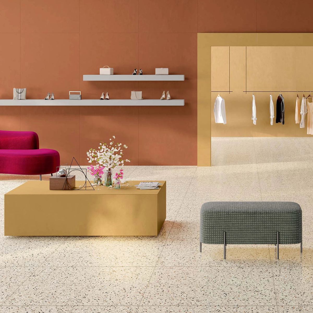 EnergieKer Medley 'Cream', vloer 120x120cm in een winkel met terracotta wand en okergele tafel