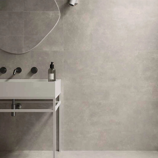Casalgrande Padana Metropolis 'Metro Silver', grijze wand- en vloertegels 60x120cm in een badkamer met wastafel en spiegel