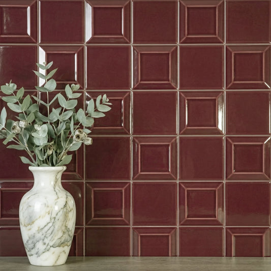 Estudio Cerámico Metropolis 'Dark Red', bordeauxrode wandtegels achter een witte marmeren vaas met eucalyptus