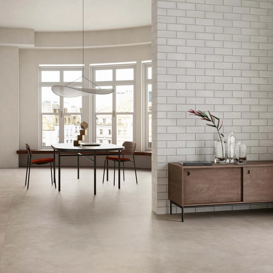 Casalgrande Padana Metropolis 'Metro Greige', taupe vloertegels 90x90cm in een eethoek met witte steenstrips en dressoir