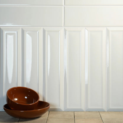 Estudio Cerámico Metropolis 'Frame Warm White', witte wandtegels met kaderreliëf en twee terracotta schalen ervoor