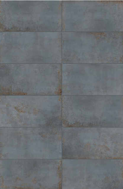 Tuscania Metropolitan 'Blue', tegelvlak van blauwgrijze tegels met betonlook en roestbruine randnuances