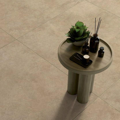 EnergieKer Miro 'Amber', detail van beige-bruine vloertegels 120x120cm met een bijzettafel