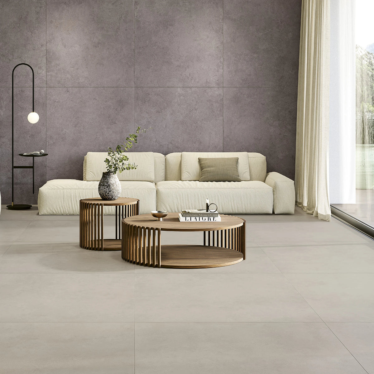 EnergieKer Miro 'Sienna Stripe', grijspaarse tegels, hier als wand van 120x120cm achter een witte bank in een woonkamer
