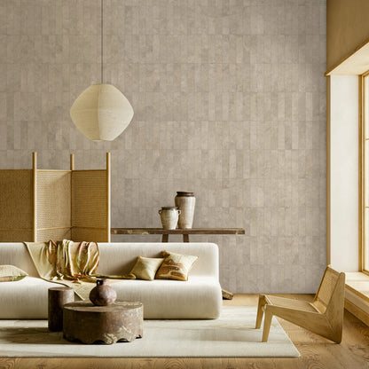 EnergieKer Miro 'Loom Spaccatella', taupe tegels, hier als smalle matte wandstroken achter een witte bank in een woonkamer