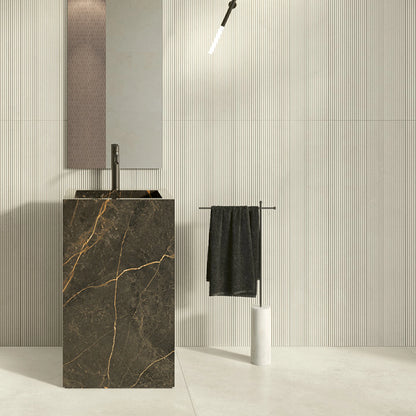 EnergieKer Miro 'Chalk Stripe', witte wandtegels met ribbelreliëf 20x120cm achter een stenen wastafel