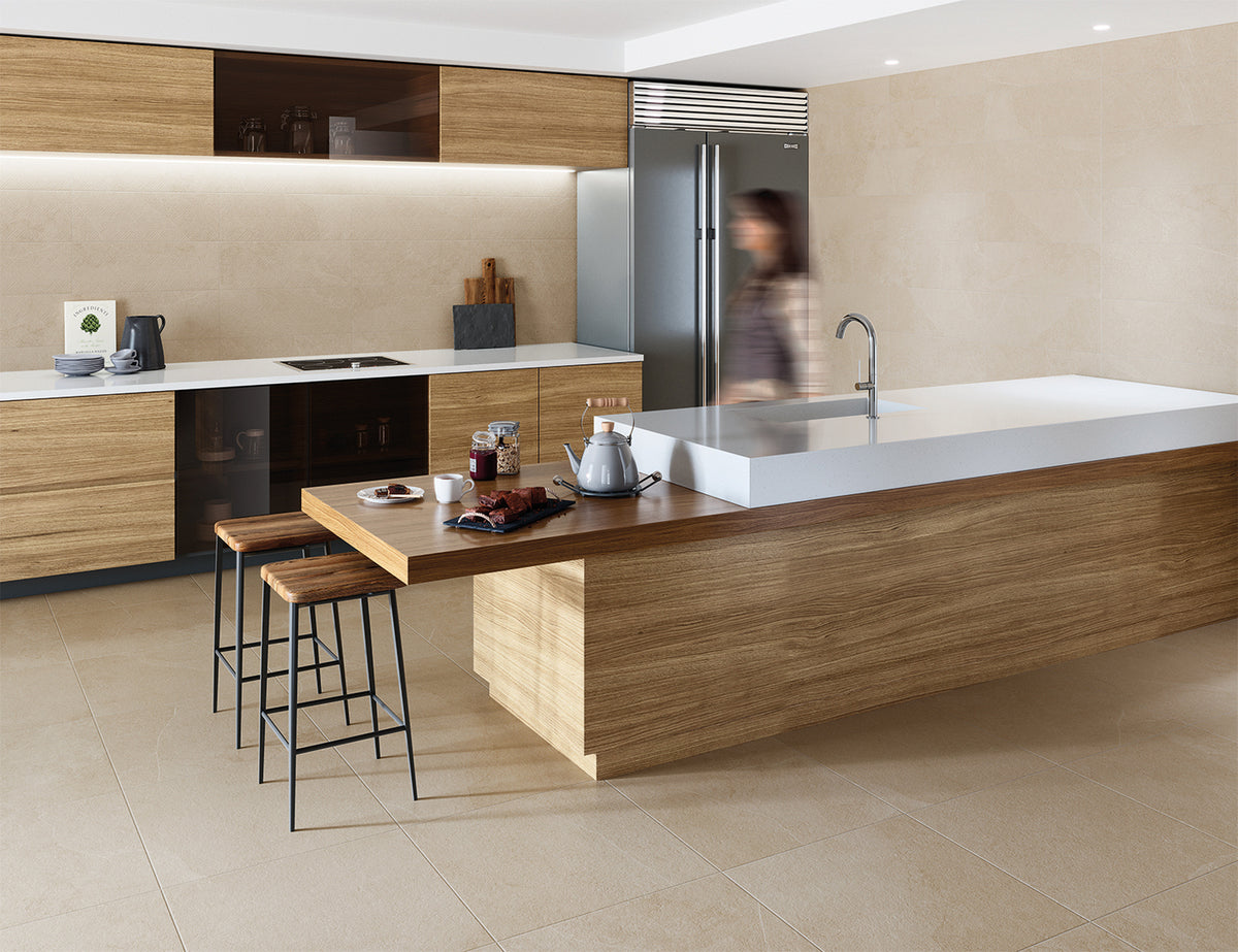 Keraben Mixit 'Beige', beige tegels op vloer en wand in een keuken met houten eiland en wit werkblad