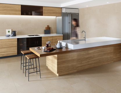 Keraben Mixit 'Beige', beige tegels op vloer en wand in een keuken met houten eiland en wit werkblad