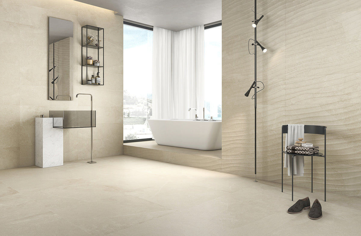 Keraben Mixit 'Beige', beige tegels op vloer en wand in een badkamer met vrijstaand bad bij het raam