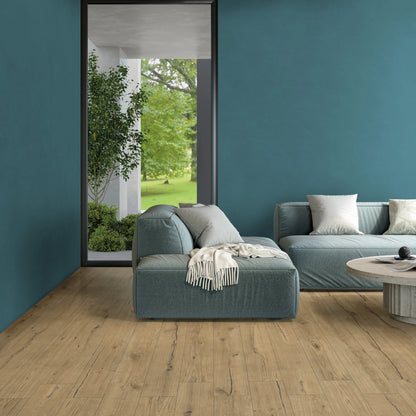 EnergieKer Mood 'Hope', petrolblauwe wanden, hier in platen van 120x280cm, in een woonkamer met hoekbank