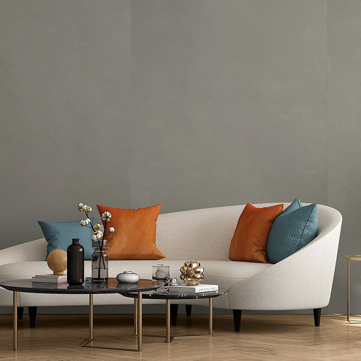 EnergieKer Mood 'Balance', grijze wand van 120x280cm platen achter een witte bank met oranje en blauwe kussens