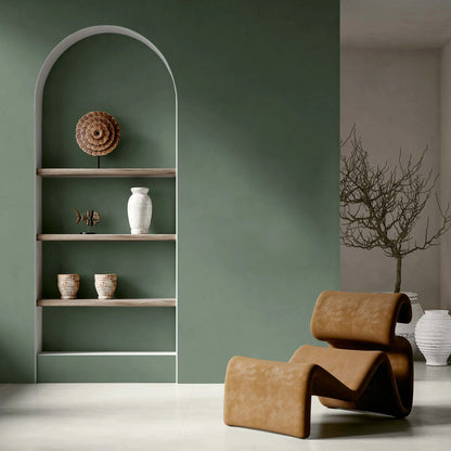 EnergieKer Mood 'Rise', groene wand van 120x280cm platen met nis en planken, lichte vloer en bruine loungestoel