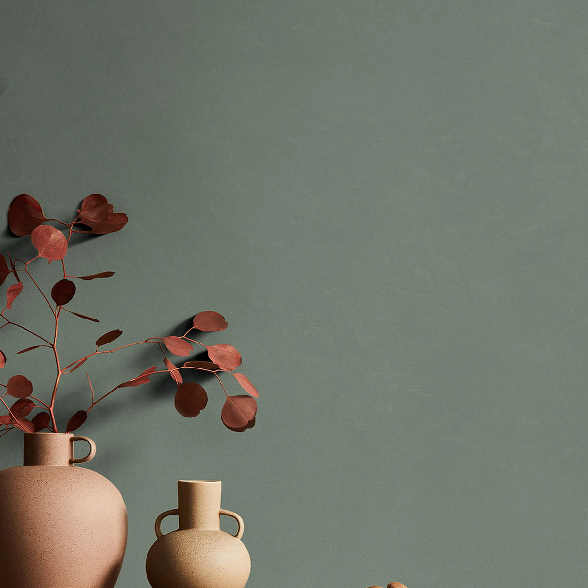 EnergieKer Mood 'Rise', groene wand van 120x280cm platen achter terracotta vazen met rode takken