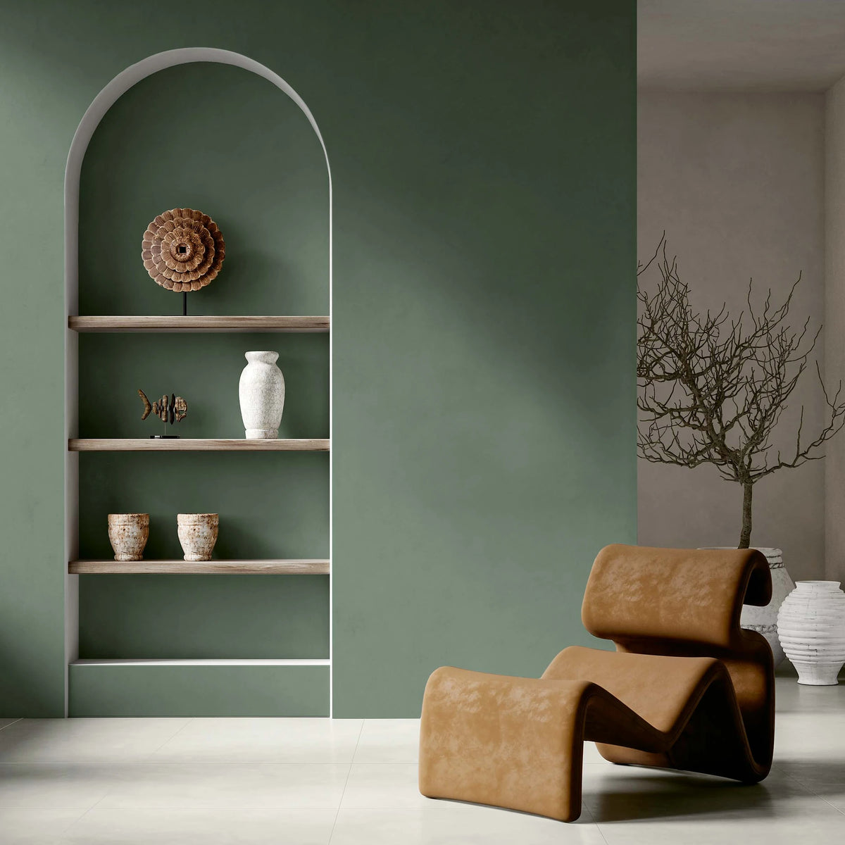 EnergieKer Mood 'Rise', groene wand, hier in platen van 120x280cm, met nis en planken en een bruine loungestoel