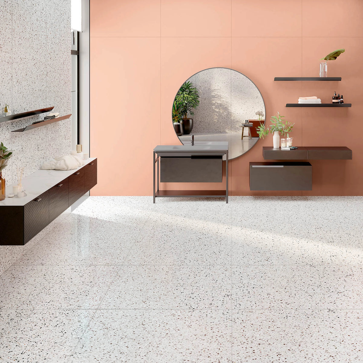 EnergieKer Mood 'Gentle', roze wand van 120x280cm platen met ronde spiegel en wastafelmeubel, terrazzovloer
