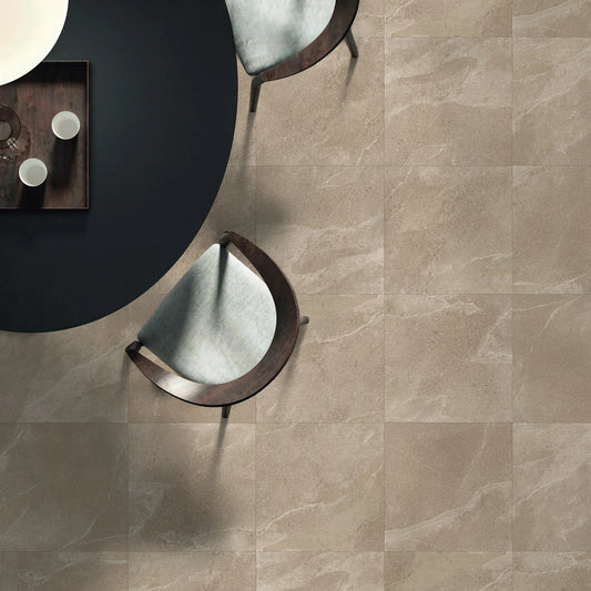 EnergieKer Native 'Sand', beige vloertegels 60x60 van bovenaf gezien met ronde tafel en stoelen