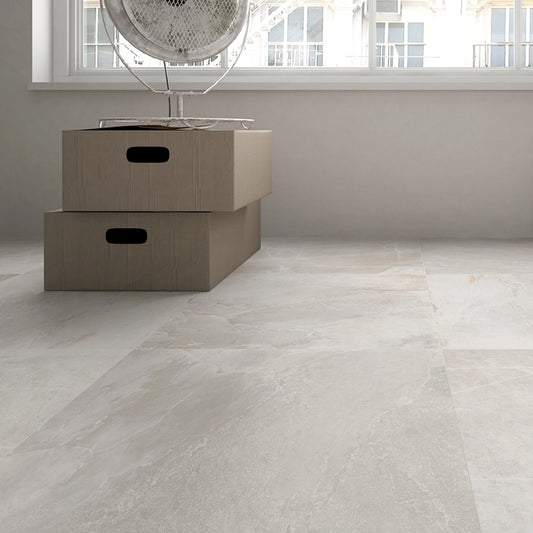 Keraben Nature 'Bone', crème-witte vloertegels 75x75 in een lichte ruimte met houten kisten