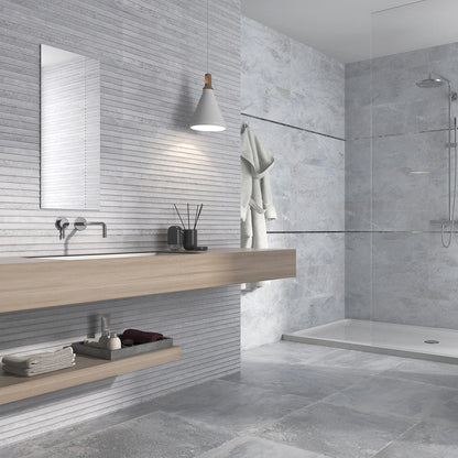 Keraben Nature 'Grey', grijze wandtegels 30x90, vlak en met lijnendecor, in een badkamer met douche