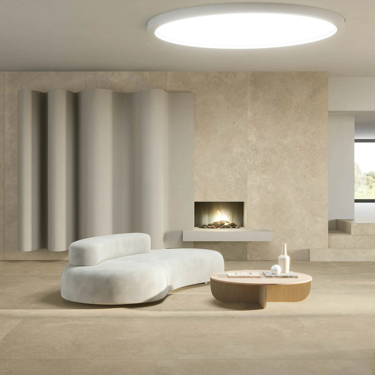 EnergieKer Nereidi 'Ecru', hier als beige wandtegels 120x280cm en vloer 120x120cm in een woonkamer met open haard