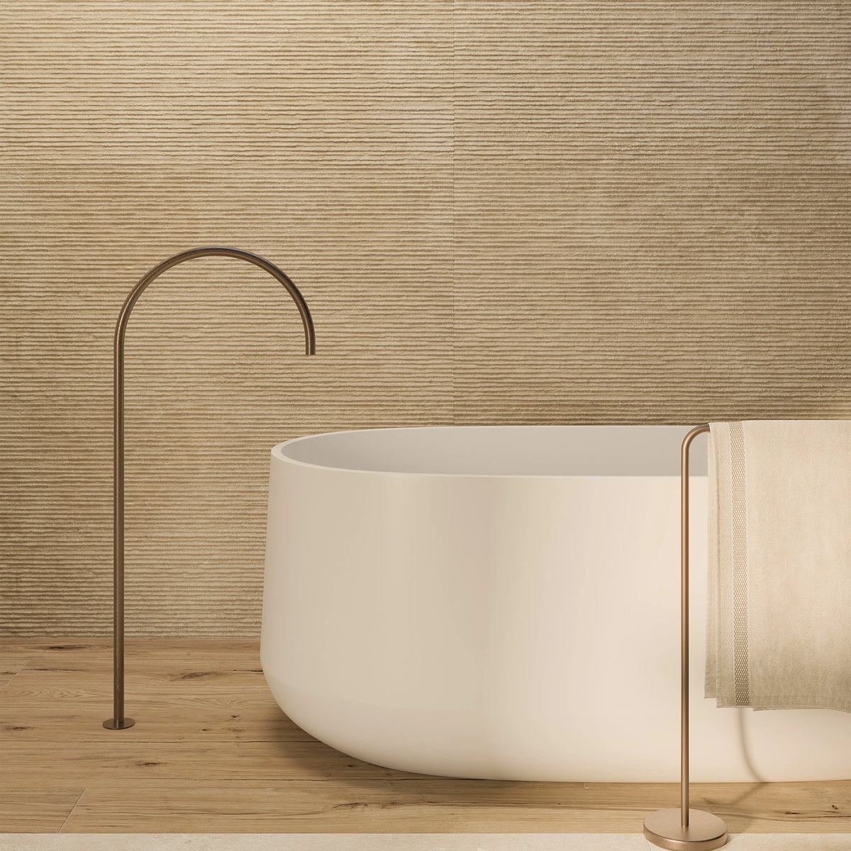 EnergieKer Nereidi 'Ecru', hier als beige wandtegels met groefreliëf 60x120cm achter een vrijstaand wit bad