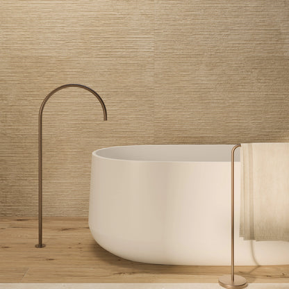 EnergieKer Nereidi 'Ecru', hier als beige wandtegels met groefreliëf 60x120cm achter een vrijstaand wit bad