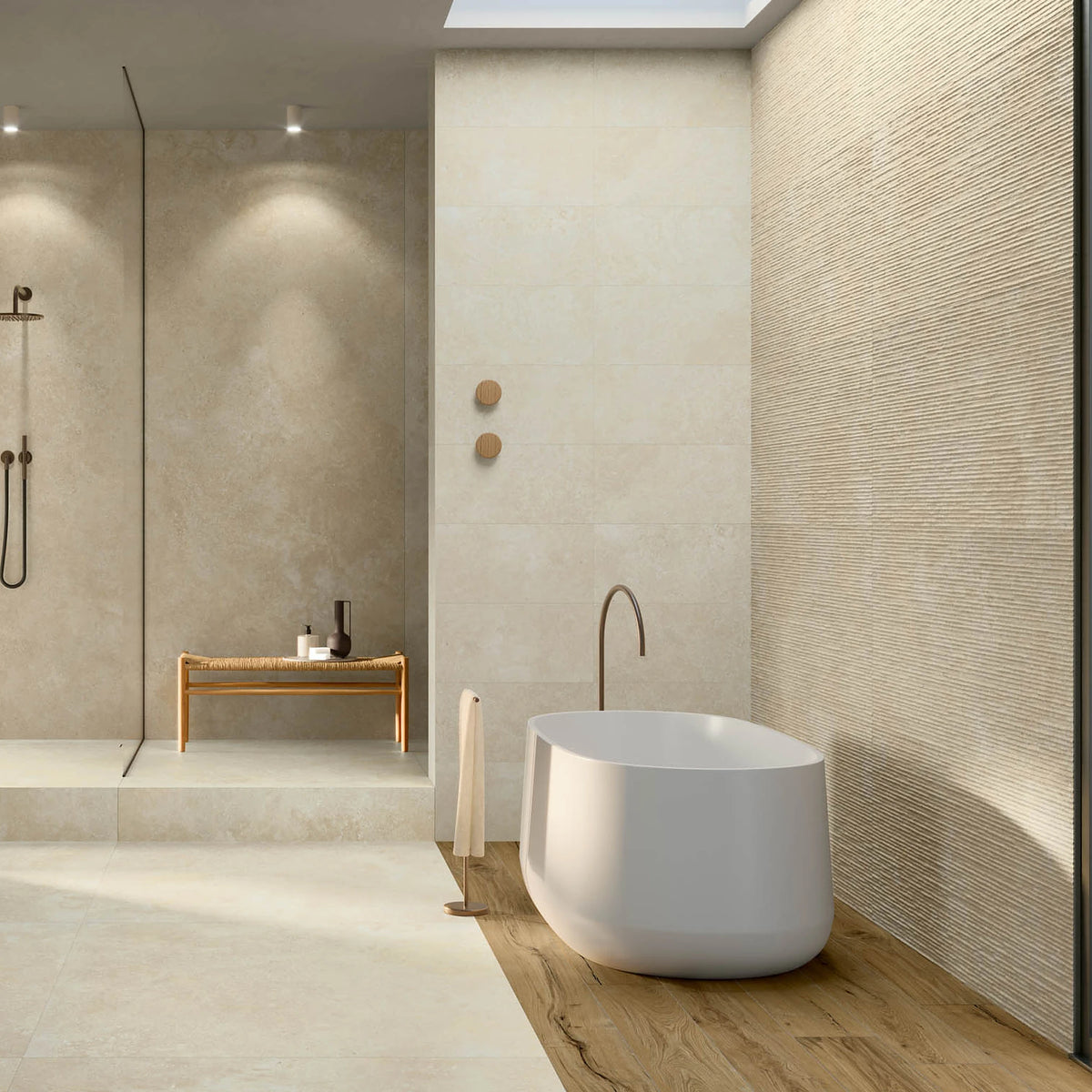 EnergieKer Nereidi 'Ecru Muretto', hier als beige wandtegels 120x280cm in een badkamer met inloopdouche en vrijstaand bad