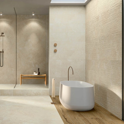 EnergieKer Nereidi 'Ecru Muretto', hier als beige wandtegels 120x280cm in een badkamer met inloopdouche en vrijstaand bad