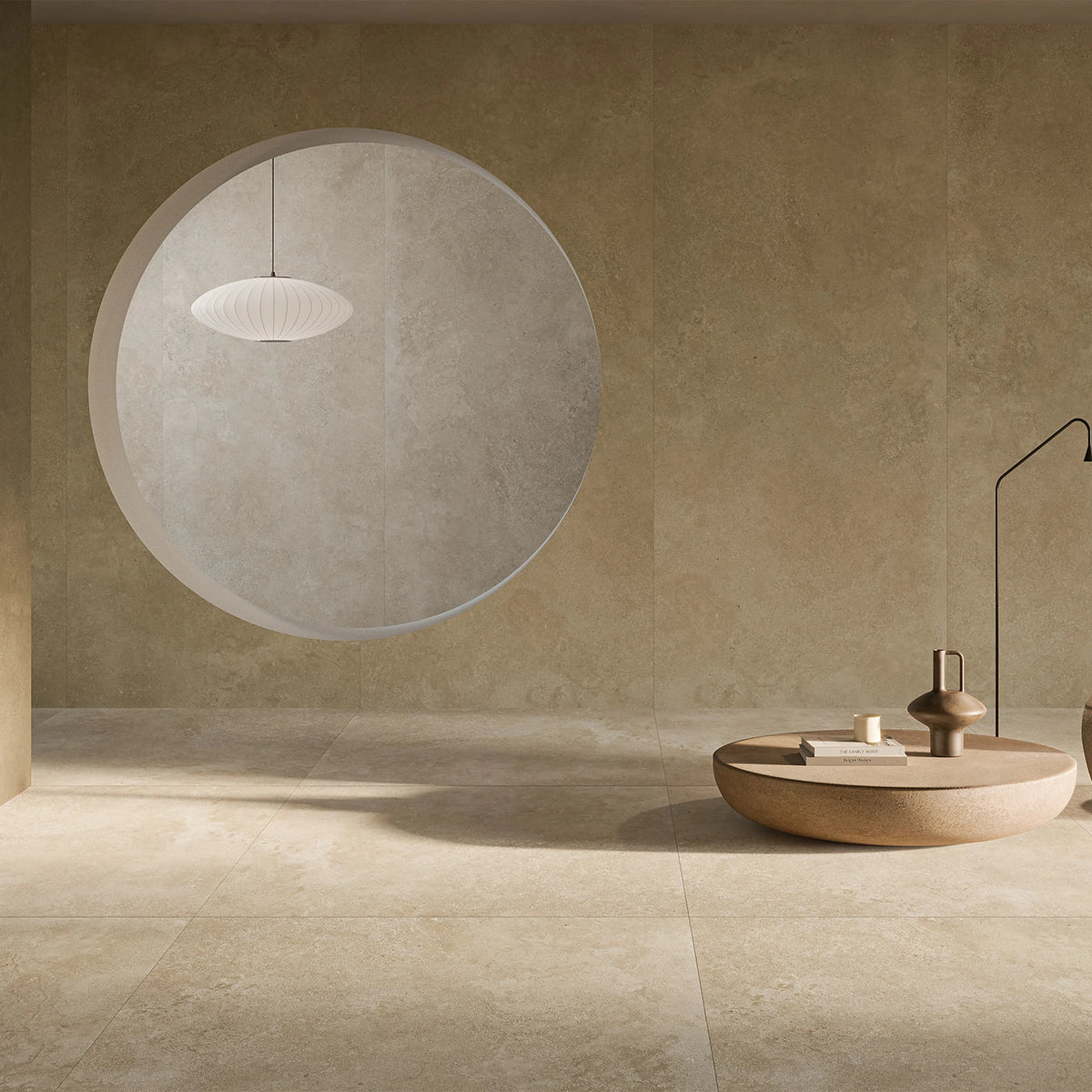 EnergieKer Nereidi 'Umber Herringbone', hier als taupe wandtegels 120x280cm met rond venster, boven een lichtere vloer